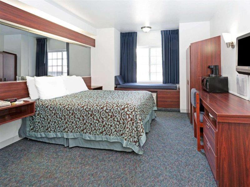 Days Inn & Suites By Wyndham Greeley Eksteriør billede