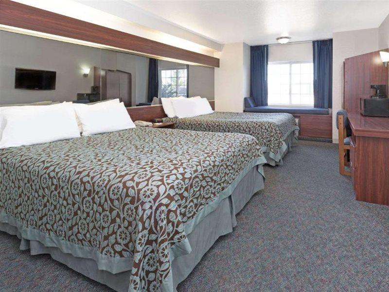 Days Inn & Suites By Wyndham Greeley Eksteriør billede