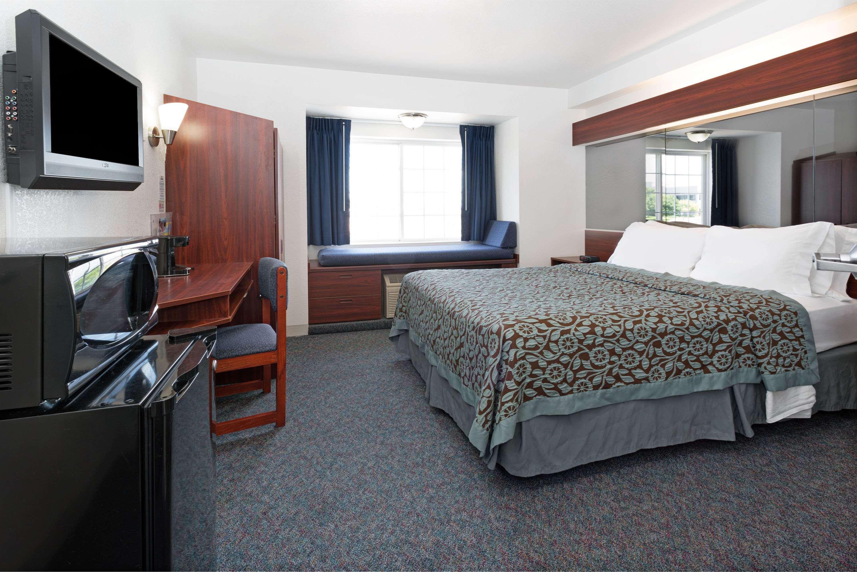 Days Inn & Suites By Wyndham Greeley Eksteriør billede